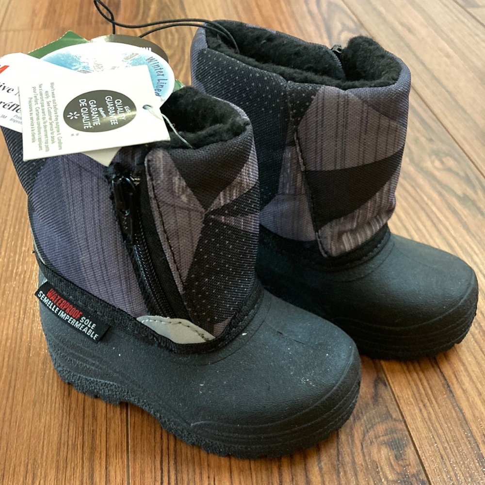 New winter boots, size 4T